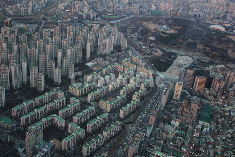 고층건물,건설,건축,도시,도심,한국,대한민국,도로,길,찻길,건물,항공촬영,탑뷰,항공뷰,저녁,아파트,빌딩,집,하우스,서울,공원,잠실,올림픽공원,겨울,어둠,자연,도시,풍경,city,landscape,한국도시풍경,한국도시경관,korea cityscape