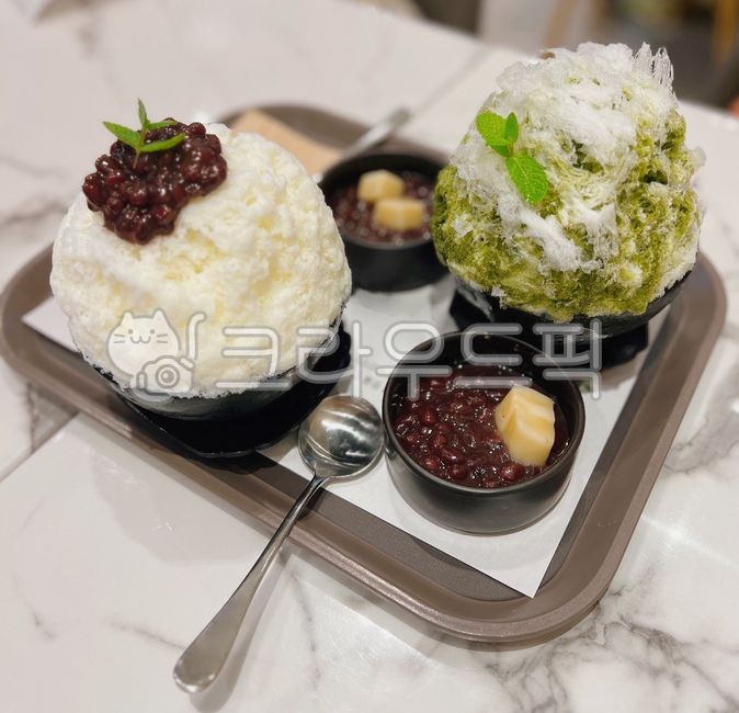 빙수,팥빙수,찹쌀떡,떡,녹차빙수,간얼음,얼음,밀크빙수,우유빙수,단팥,팥,간식,디저트,스푼,아이스,디저트스푼,숟가락,애플민트,허브,음식,food,dessert,ice,herbs,spoon