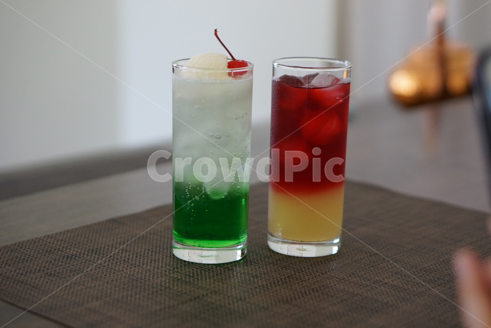 칵테일,cocktail,알코올,drink,색감,alcohol,유리잔,얼음,술,주류,alcohol