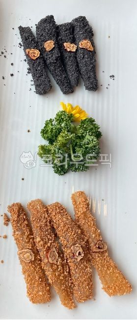 도라지정과,정과,한정식,한식,한국음식,한국요리,도라지,도라지음식,한국전통,전통,전통음식,정성,말린대추,대추,플레이팅,명절음식,설음식,추석음식,건강,보약,한국문화,음식,요리,참깨,디저트,간식,식재료,후식,food,sesame,별미,달콤한,고소한