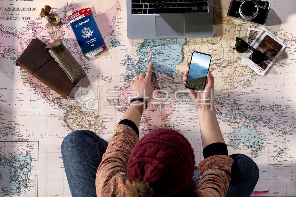 여권,여행,관광,여행준비,계획,플랜,나침반,지도,해외여행,휴가,여자,여성,여행자,글로벌,휴일,카메라,달러,노트,종이,수첩,유럽,탑뷰,상단뷰,부감,높은각도,디바이스,스마트폰,노트북,랩탑,방향,노선,바닥,선그라스,지리,위치,준비물,카피스페이스