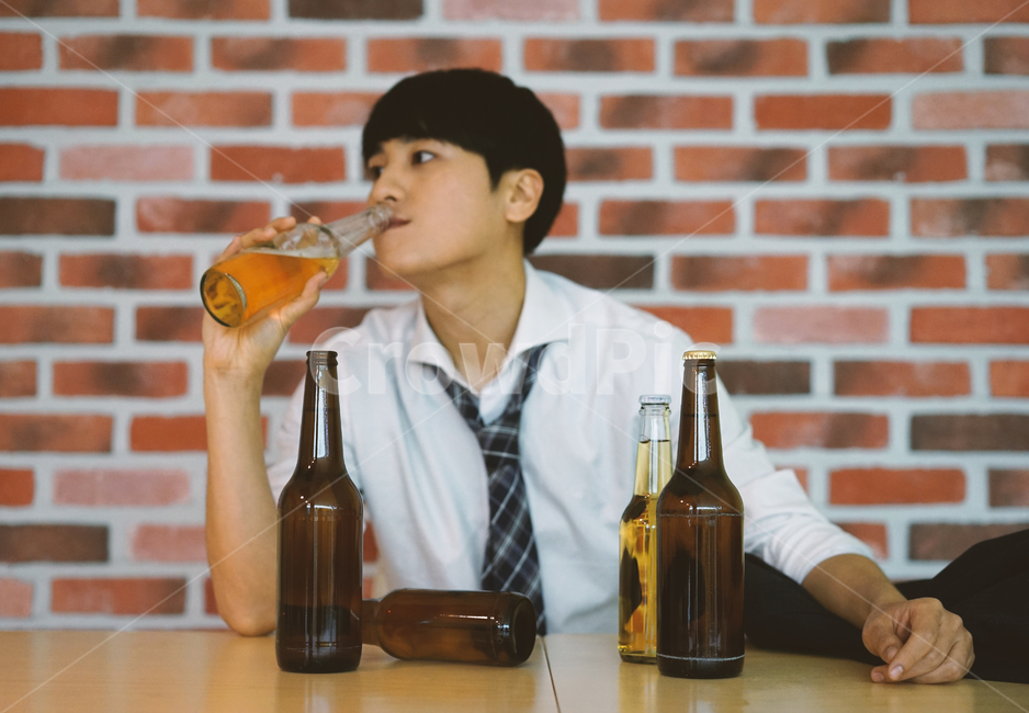 남성,남자,펍,맥주,비어,beer,술,음주,과음,맥주병,병맥주,알코올,사람,인물,인간,human,person,남성,남자,man,male,술,주류,alcohol,산업,industry,industrial,비즈니스,사업,business,service,work