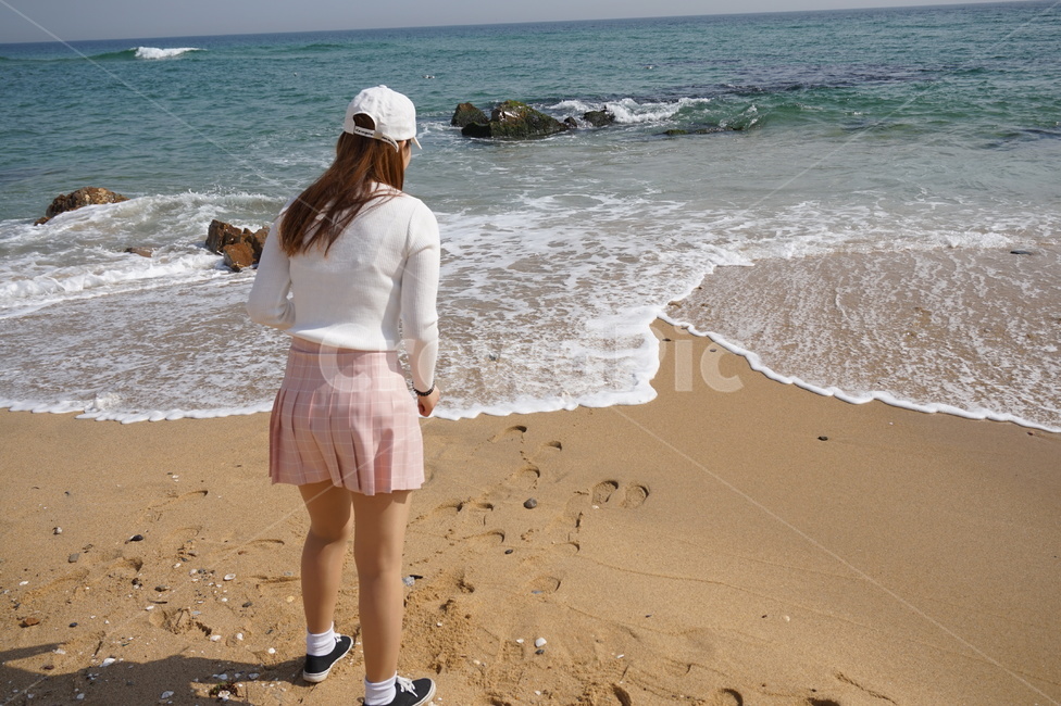 여자,긴머리,바다,분홍스커트,하얀모자,혼자놀기,해변,바다,beach,sea,사람,인물,인간,human,person,여성,여자,woman,female,lady,여행,휴가,traveling,vacation,trip