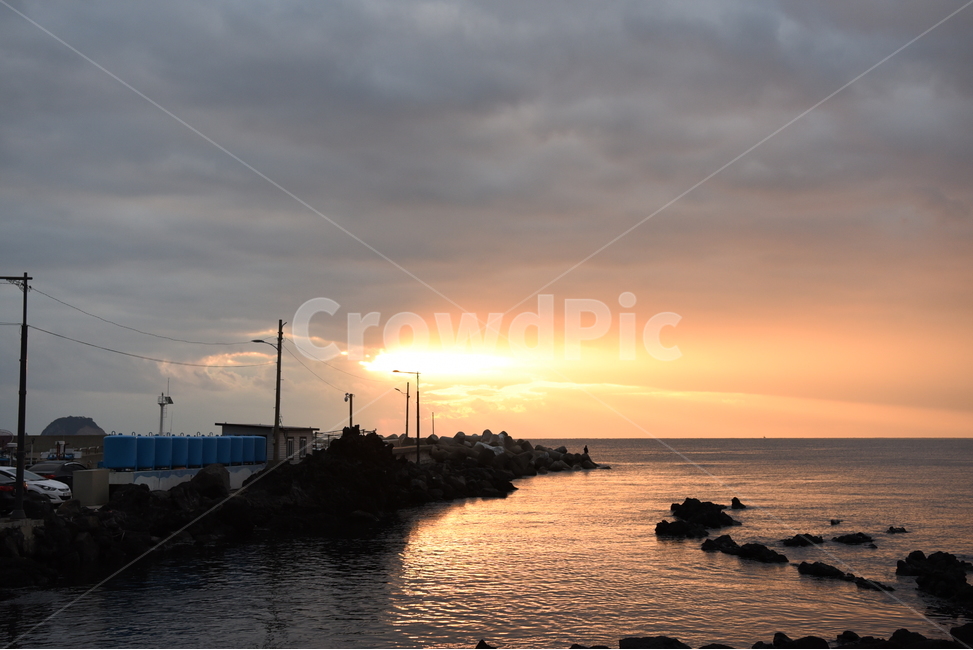 일출,항구,바다,하늘,구름,자연,풍경,nature,landscape,outdoors,옥외,sky,sunset,일몰,red sky,붉은 하늘,dusk,황혼,dawn,새벽