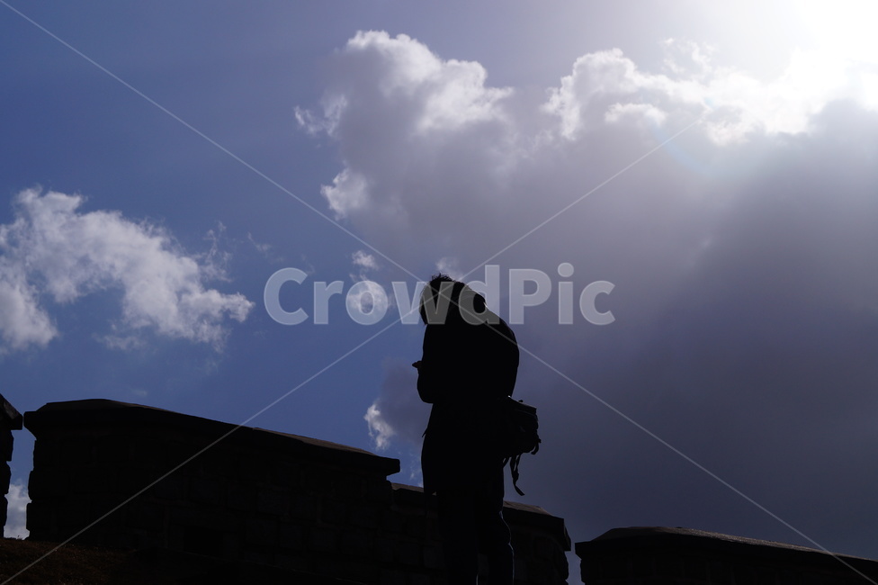 푸른하늘,emotion,감성,blue,skies,sky,뒷모습,남자뒷모습,실루엣,silhouette,back,겨울,winter,고개숙인,쓸쓸한,solitary,sorrow,슬픈,코트,coat,여행,travel,trip,배경,feeling,느낌,man,boy,gentleman,분위기,인간,사람,person,human,햇살,해,빛,light,sunray,눈부신,dazzling,radiant,혼자,혼자서,lonely,외로운,alone,고독