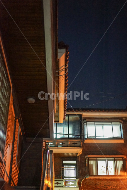 골목길,어둠,야간,야경,건물,동네,집,불빛,다세대주택,야경,밤,풍경,nightscape,night,landscape,건축물,건물외관,exterior,building,structure,architecture,construction,banister,난간,handrail,flooring,바닥