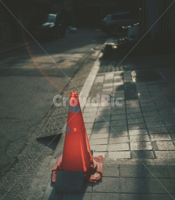 주차콘,도로,길,인도,콘,빛,그림자,감성,sensible,feeling,사물,물건,오브젝트,thing,object,matter