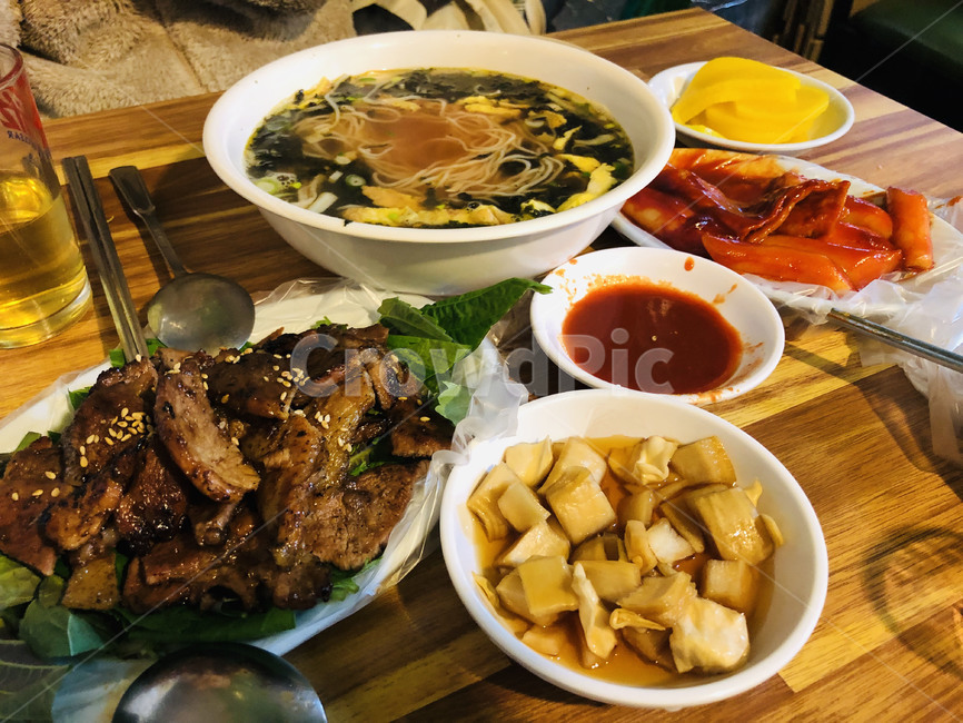 제육,잔치국수,떡볶이,돼지고기,국수,양파,초장,떡,단무지,제육볶음,깻잎,술안주,포장마차,매운떡볶이,제육구이,저녁식사,음식,식재료,요리,food,cook,meal,dishes,food reserves