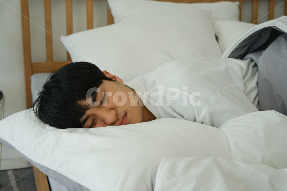 남성,남자,침대,침실,방,실내,이불,아침,수면,잠,sleeping,베개,pillow,사람,인물,인간,human,person,남성,남자,man,male