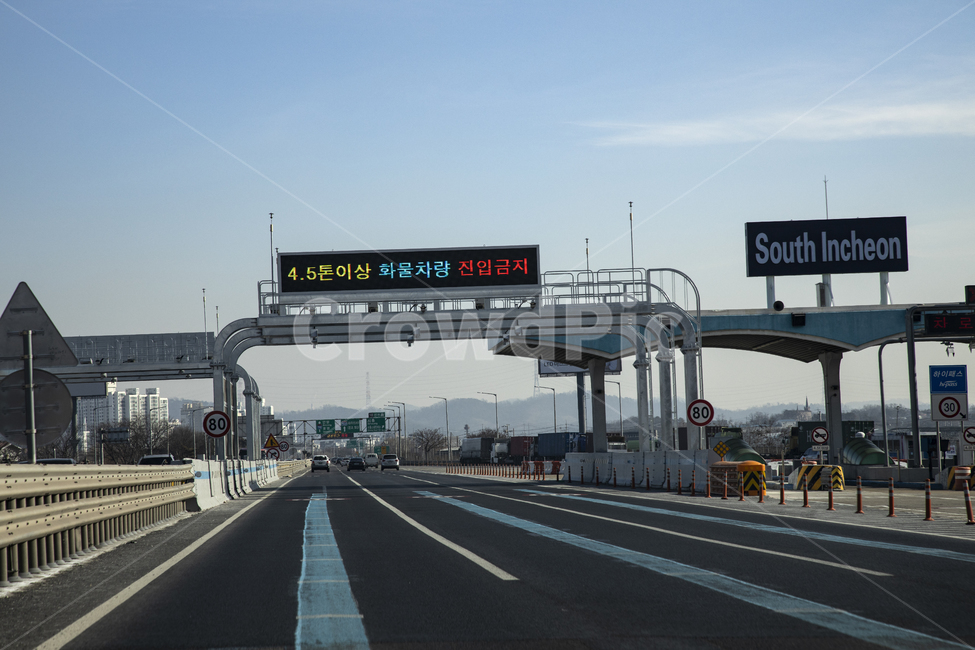 톨게이트,통행료,자동차,차량,드라이브,운전,풍경,길,속도,교통수단,운송,비즈니스,교통,도로,하이패스,전자식,중앙분리대,콘크리트,요금,납부,산업,무정차,파란색,차선