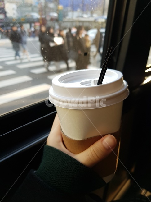 버스,사람,거리,커피,겨울,아메리카노,테이크아웃,테이크아웃커피,coffee,따뜻함,손,오후,감성사진,bus,street,행복,여유,여자,창문,나들이,사람구경,분위기,감성