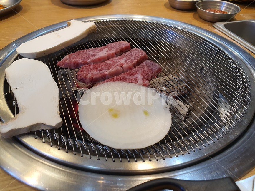 food,고기,갈비,갈비살,meat,음식,요리,dishes,육류,meal,cook,술안주,구이,한식,식사,한우,쇠고기,소고기,한우갈비살,생고기,식재료,석쇠,숯불,마블링,고기집,육류,고기,meat