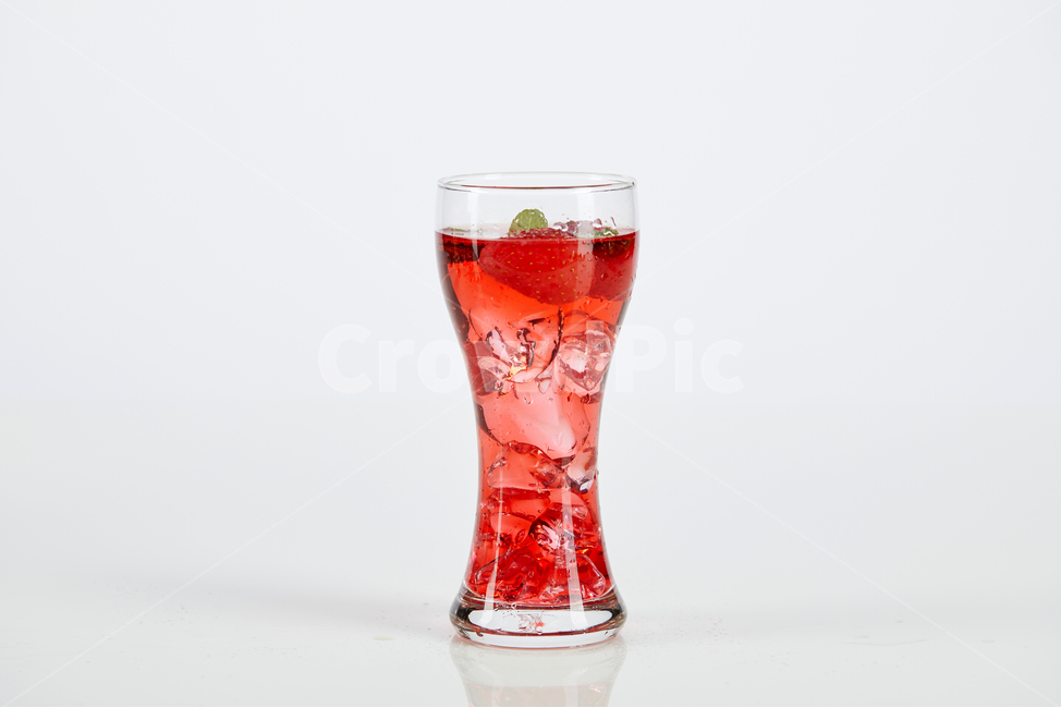차,티,컵,침출차,화이트,흰색,유리잔,음료,음료수,아이스,얼음,투명컵,glass,유리,drink,마실것,시원한,빨강,음료수,drink,beverage