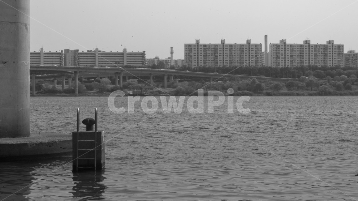 한강,다리,사다리,도시,물,다리밑,어두움,분위기,흑백,도시,풍경,city,landscape,한국도시풍경,한국도시경관,korea cityscape,흑백,모노톤,monochrome,black and white,water