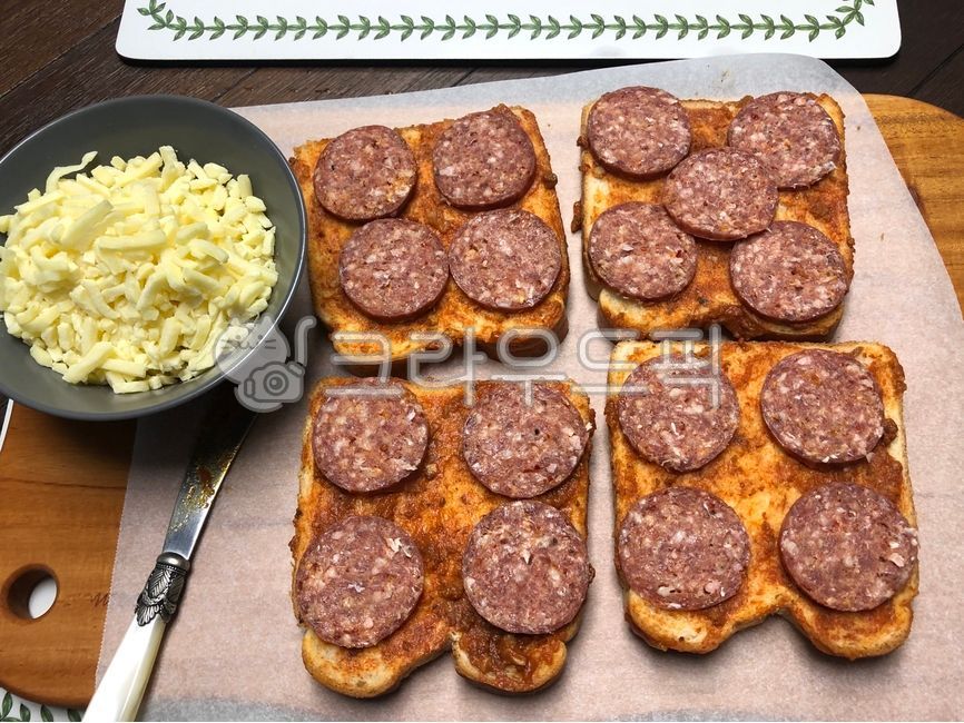toast,dessert,Pepperoni Toast,pepperoni,cheese