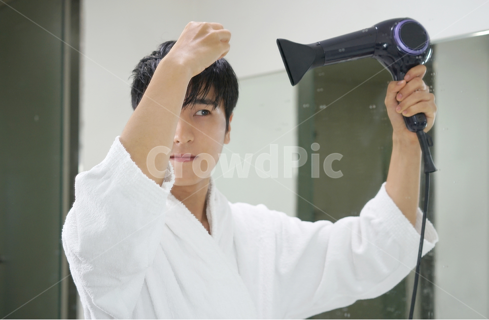 남성,남자,뷰티,헤어,스타일링,드라이기,샤워,머리카락,hair,화장실,거울,외모,목욕,사람,인물,인간,human,person,남성,남자,man,male,뷰티,미용,beauty treatment
