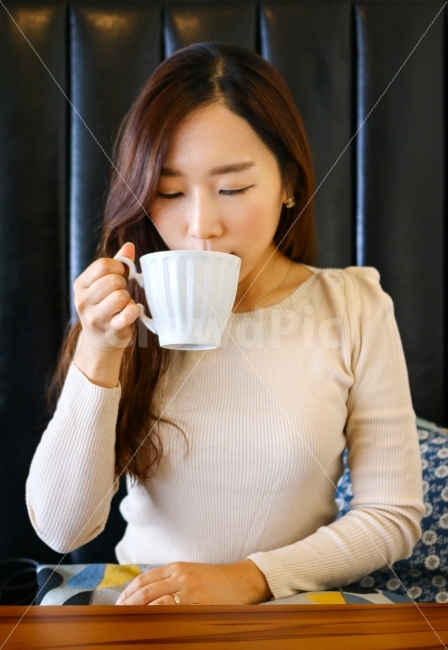 사색,음미,인물,커피,티타임,일반인,성인,응시,커피잔,상념,카페,생각,모닝커피,검은색,고민,여성,여자,아름다운,우아한,긴머리,컵,사람,인물,인간,human,person,얼굴표정,facial expression,face,여성,여자,woman,female,lady,감정표현,기분,feeling,emotion,커피,카페,coffee,cafe,연출,컨셉,콘셉,direction,concept