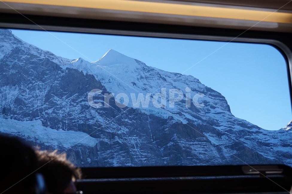 스위스,기차밖풍경,창문,융프라우,산악기차,jungfrau,자연,nature,산,mountain,window,손잡이,창밖풍경,풍경,scenery,나무,tree,낙엽,해,햇빛,햇볕,sun,sunlight,눈덮인산,눈,snow,ice,기차,train,옥외,outdoor,유리창,하늘,관광객,탑승객,human,tourist