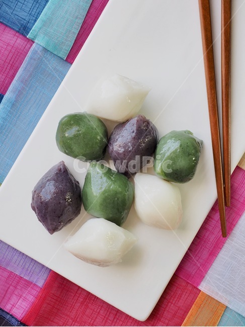 송편,한국음식,식품,한식,한국문화,한국,배경,음식문화,웰빙,문화,아시아,아시아음식,접시,전통,설날,추석,음식,추석음식,설날음식,명절,명절음식,떡,koreanfood,korea,koreanculture,food,background,foodculture,wellbeing,culture,asia,asianfood,dish,tradition,ricecake,녹색,흰색,한국전통,한국문화,korean traditional,korean culture,음식,식재료,요리,food,cook,meal,dishes,food reserves,한식,한국음식,한국요리,korean food,korean dishes,korean meal,korean cook