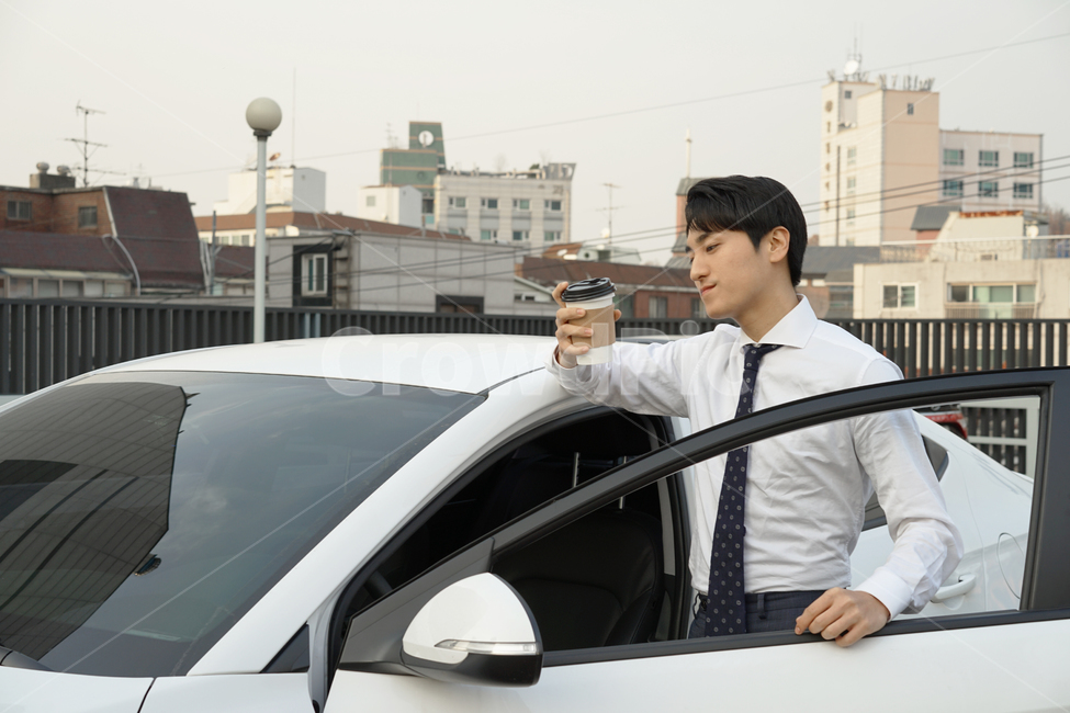 운전,차,차량,자동차,남자,남성,사람,직장인,출근,커피,카페인,피곤,운전자,주차장,여유,정장,사람,인물,인간,human,person,남성,남자,man,male,교통,교통수단,traffic,transportation,비즈니스,사업,business,service,work