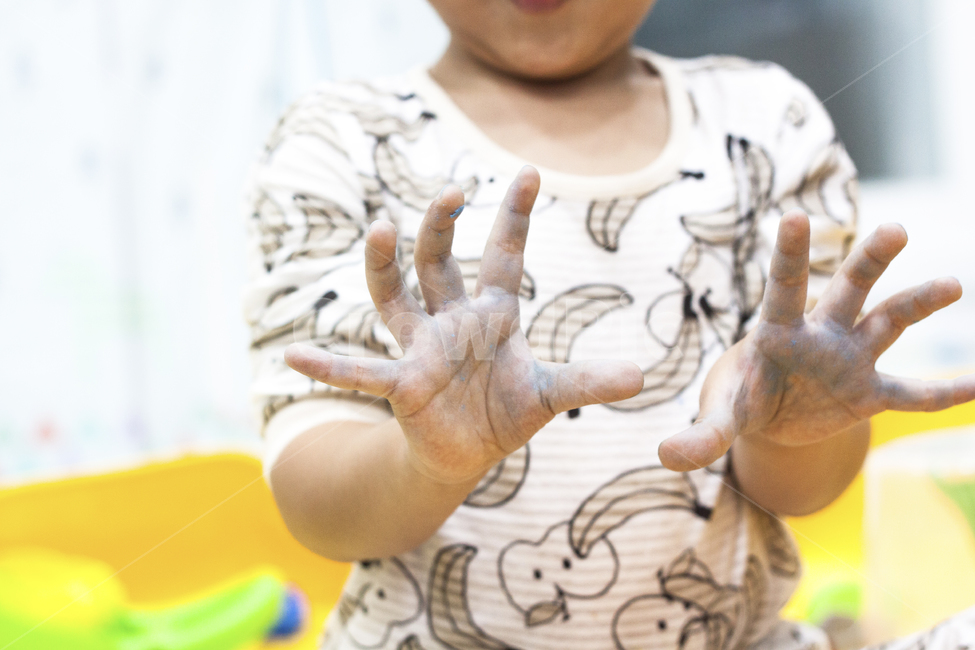 더러움,놀이,아이,장난,흙장난,손,아이손,사람,인물,인간,human,person,어린이,어린아이,child,children,kid