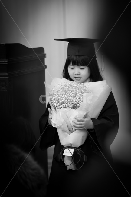 졸업식,꽃다발,흑백사진,축하,유치원졸업식,사람,교육,학교,공부,education,learning,study,school