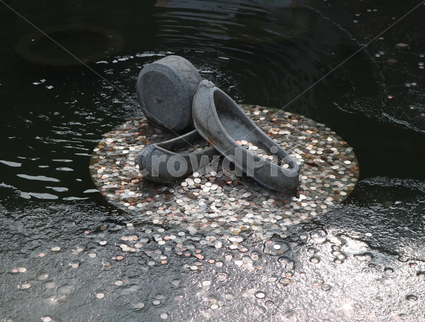 동전,연못,돌조각상,얼음,소원,조각상,동상,석상,조형물,statue,bronze statue,stone statue