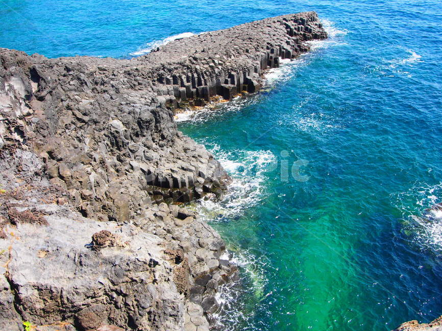 주상절리,제주도,멋짐,바다,아름다움,깨끗한,파란,자연,풍경,nature,landscape,한국자연풍경,한국자연경관,korea nature landscape,제주도,jeju,jeju island,outdoors,옥외,land,땅,ocean,대양,water,물,sea,shoreline,해안선,promontory,곶