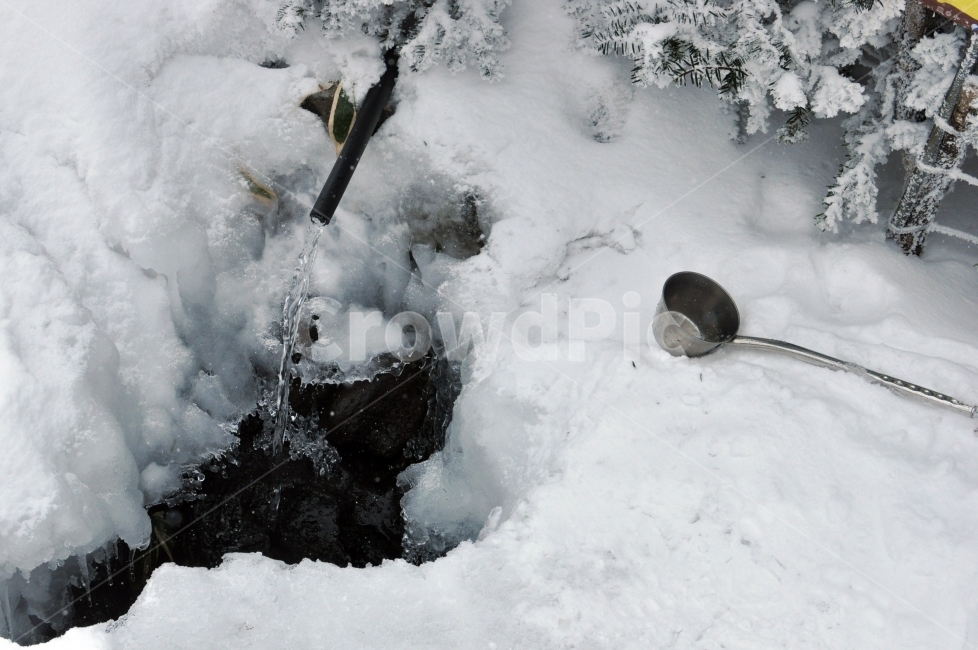 약수,눈,국자,약수터,생수,삼다수,겨울,한모금,한라산,설원,눈밭,snow,winter,water,mineralwater,snowscape,snowfield,겨울풍경,갈증,갈증해소,맑음,투명함,겨울,계절,winter,season