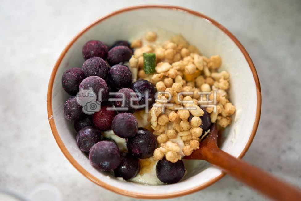요거트,건강,블루베리,시리얼,그래놀라,씨리얼,cereal,yogurt,soy,soyyogurt,soymilk,blueberry,blueberries,breakfast,아침식사,조식,브런치,brunch,vegan,비건,healthy