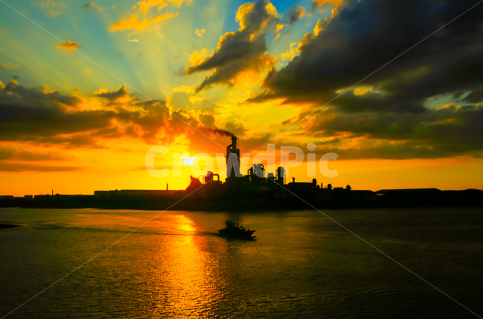 노을,바다,공장,하늘,구름,빛갈라짐,배,landscape,sunset,sea,sky,cloud,plant,ship,실루엣,그림자,silhouette,shadow,산업,industry,industrial,제조업,manufacturing business,manufacturing industry,에너지산업,energy industry,nature,자연,outdoors,옥외,dawn,새벽,일몰,red sky,붉은 하늘,dusk,황혼,sunlight,햇빛