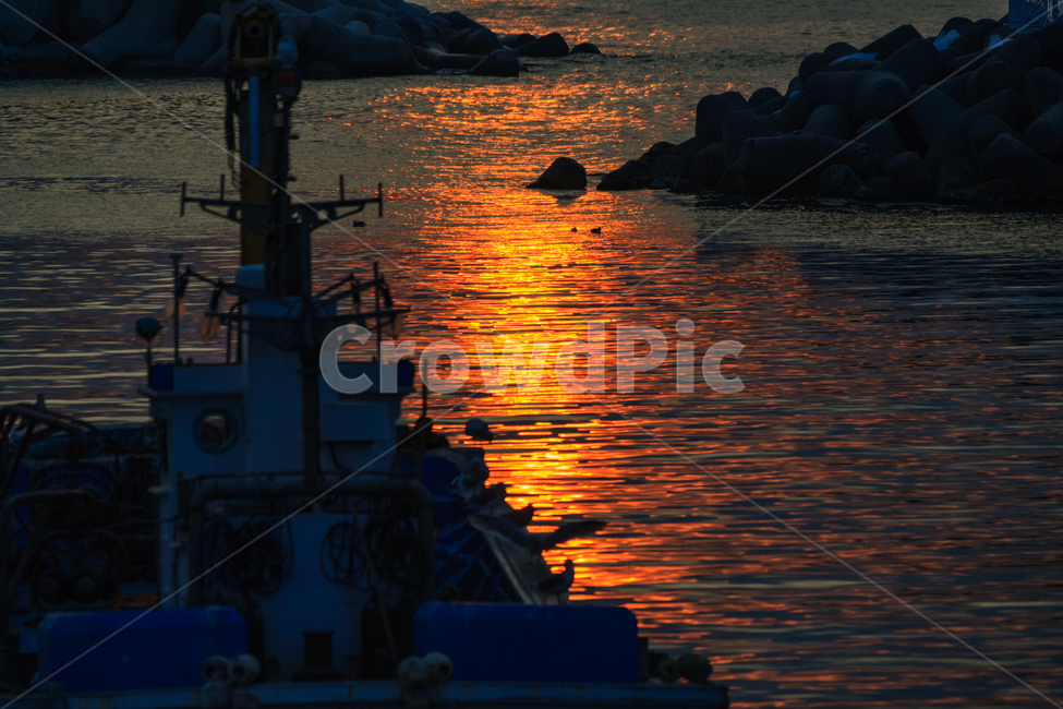 바닷가,일몰,태양,바다,하늘,실루엣,황혼,산업,industry,industrial,어업,fishery,fishing industry
