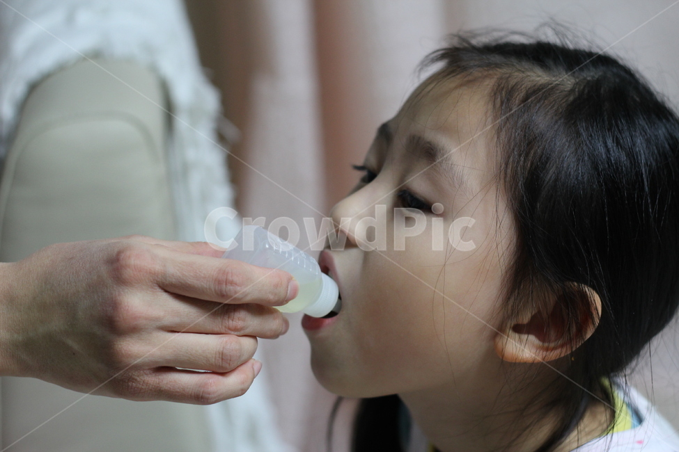 유아감기,물약,물약병,어린이감기약,어린이감기,사람,인물,인간,human,person,어린이,어린아이,child,children,kid,의료,의학,병원,medical,hospital,clinic