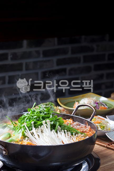 Korean traditional cuisine,Pagameun soup,Freshwater shrimp spicy soup,traditional cuisine,table setting,water parsley,Jjagigi Spicy Soup,catfish food,Freshwater spicy stew,freshwater shrimp,plate,green onion,Korean traditional food,catfish,Catfish dish,Cr