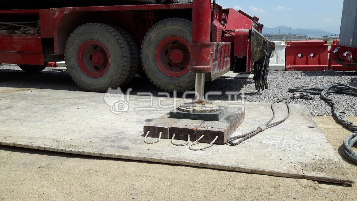 Prevention of falling,crane,construction work,vehicle machinery,chock,construction machinery,mobile crane,Outrigger,brace,iron plate,construction equipment