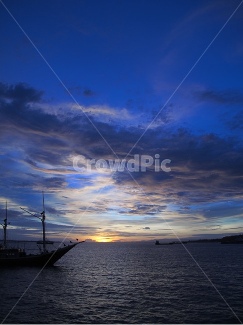 boat,보트,watercraft,선박,sky,하늘,바다,sea,ocean,대양,sunset,석양,실루엣,silhouette,blue,블루