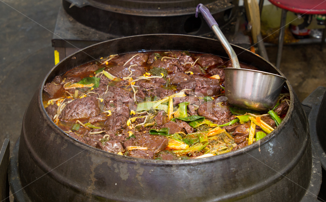 선지국,시장,장터,시골,음식,전통,콩나물,선지,한국,아시아,스프,국,hotbroth,ingredient,readytoeat,hangoversoup,spicysoup,garlic,spicyfood,soups,hotsoup,sauce,beansprouts,chilipepper,pot,red,steaming,korea,spicy,stew,closeup,koreancuisine,hot,chili,cuisine,koreanfood,asia,asian,cook,cooked,cooking,delicious,dinner,dish,eat,food,fresh,gourmet,health,healthy,korean,lunch,market,marketplace,meal,meat,soup,tasty,traditional,travel,vegetable,야채,건강,음식,식재료,요리,food,cook,meal,dishes,food reserves,한식,한국음식,한국요리,korean food,korean dishes,korean meal,korean cook