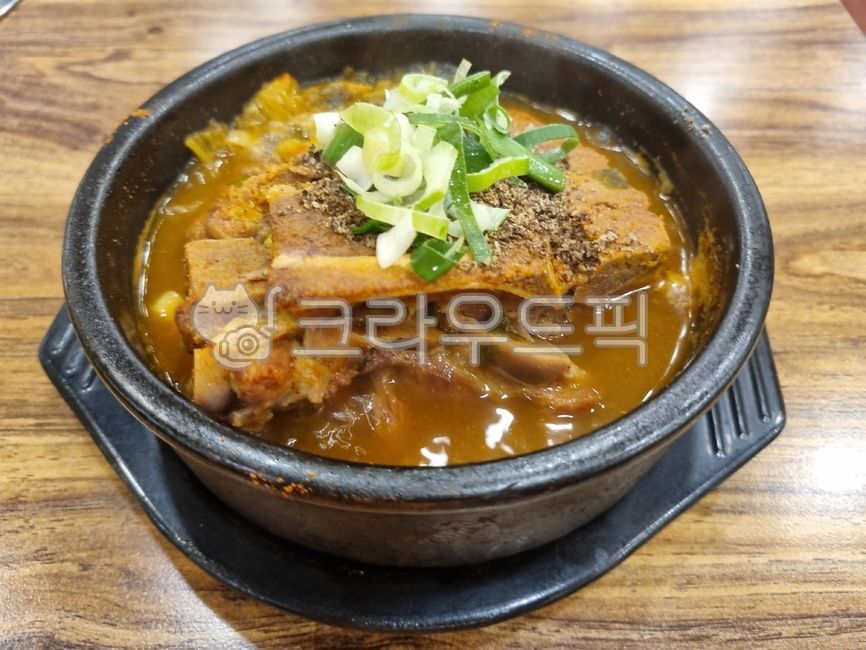 restaurant,food,hangover soup,bone hangover soup,bone hangover soup,meal,table,meat,restaurant,food,hangover soup,meal,meat,bone hangover soup,table,dish,plate