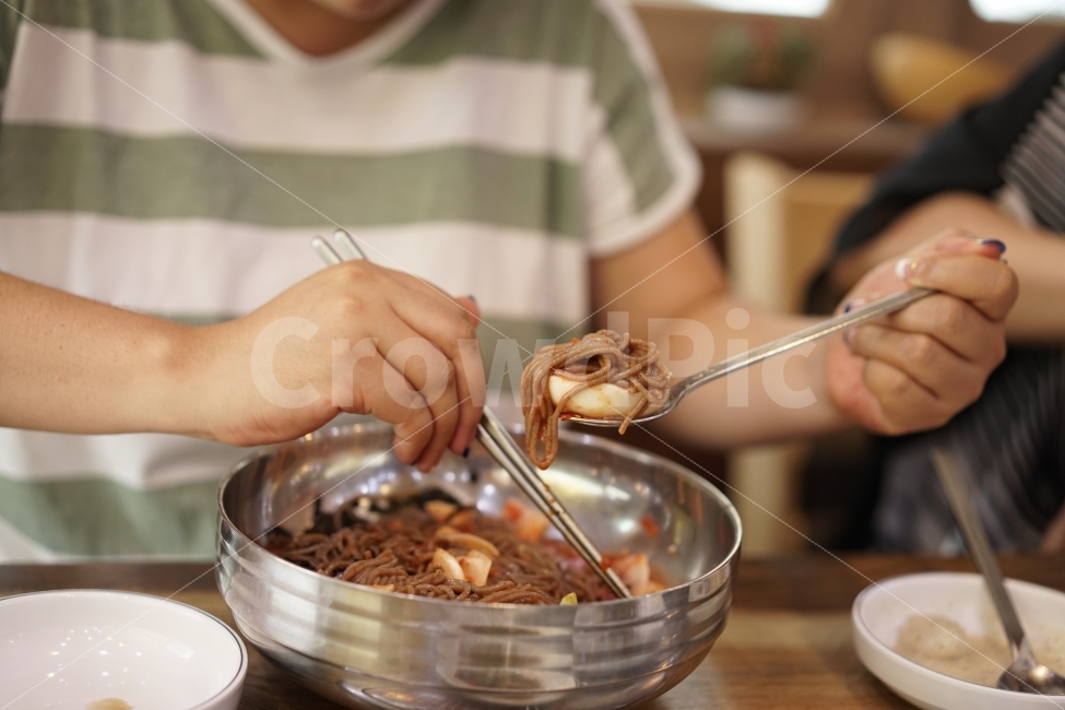 냉면,막국수,음식,면요리,면,젓가락,손,먹방,식사,여름,별미,시원,입맛,사람,인물,인간,human,person,신체일부,몸,body,음식,식재료,요리,food,cook,meal,dishes,food reserves,면류,면요리,noodles