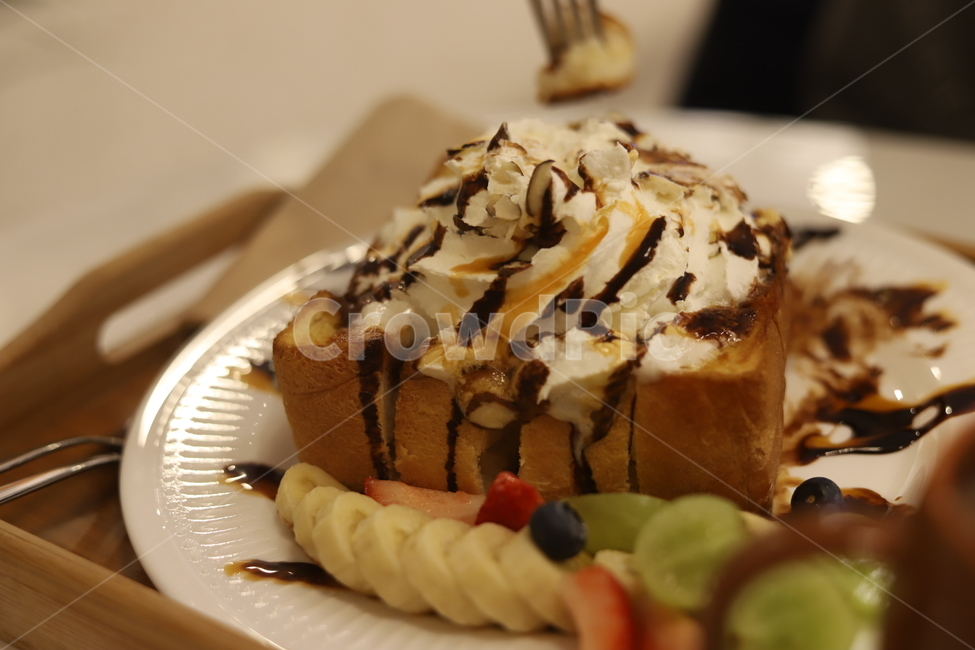 빵,카페,생크림브레드,생크림,초코시럽,음식,식재료,요리,food,cook,meal,dishes,food reserves,빵,bread,디저트,간식,후식,dessert,snack