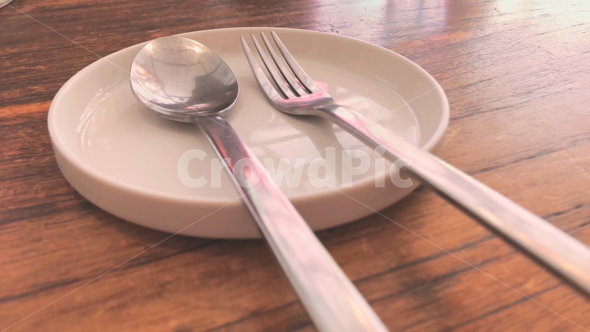 식기,수저,포크,접시,셋팅,테이블,나무테이블,식사,준비,스푼,식사준비,깔끔한,깨끗한,반짝이는,흰색접시,사물,물건,오브젝트,식탁,tableware,cutlery,fork,plate,setting,woodentable,meal,preparation,spoon,mealpreparation,neat,clean,shiny,whiteplate,things,objects,table