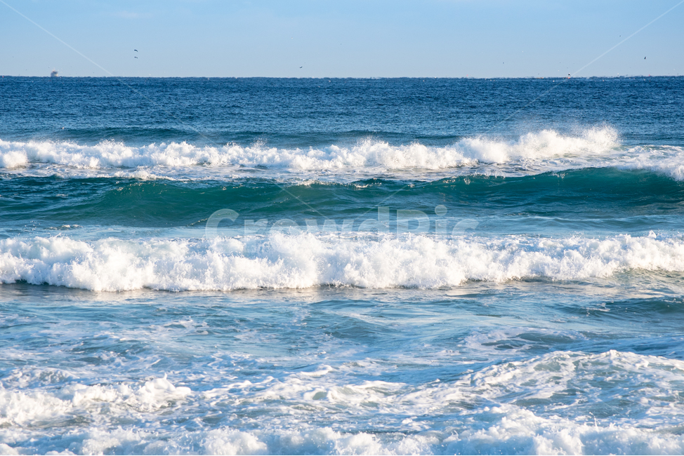 경관,힐링,한국,대한민국,동해,강원도,하늘,푸른,파란,바다,해변,파도,구름,맑은,청명한,사람없는,겨울,여름,텅빈,하얀,자연,날씨,비치,바닷가,물가,동해바다,해안,카피스페이스,카피스페이스,여백,물보라,코리아,낮,수평선,바람,한국자연풍경,한국자연경관,korea nature landscape,해변,바다,beach,sea,ocean,대양,nature,outdoors,옥외,water,물,sea waves