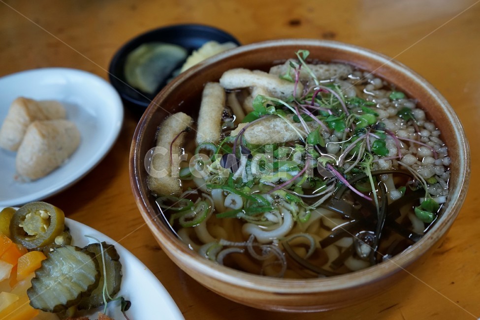 우동,유부,채소,국물,요리,meal,식사,음식,일식,야채,국수,면요리,중국원조,밀가루요리,전통음식,중국화북지방소바간토,간사이밀가로,소금,가쓰오부시,끼니,음식,식재료,요리,food,cook,meal,dishes,food reserves