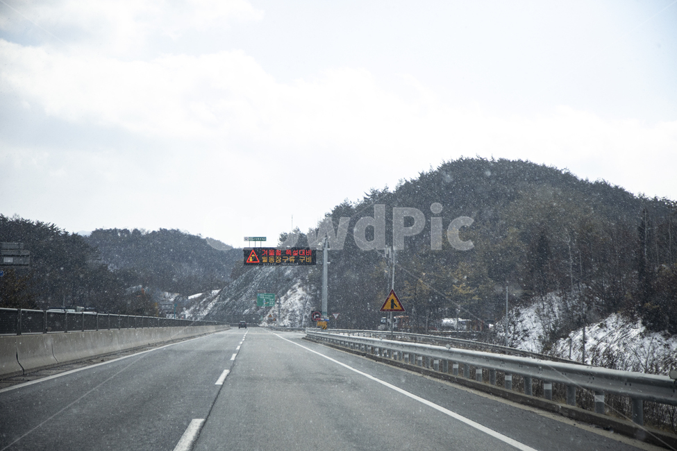 도로,눈,고속도로,중앙분리대,차선,기상,기후,하늘,겨울,계절,가드레일,강설,추운,한산한,교통,생활,교통안내,도로표지,차량,겨울,계절,winter,season