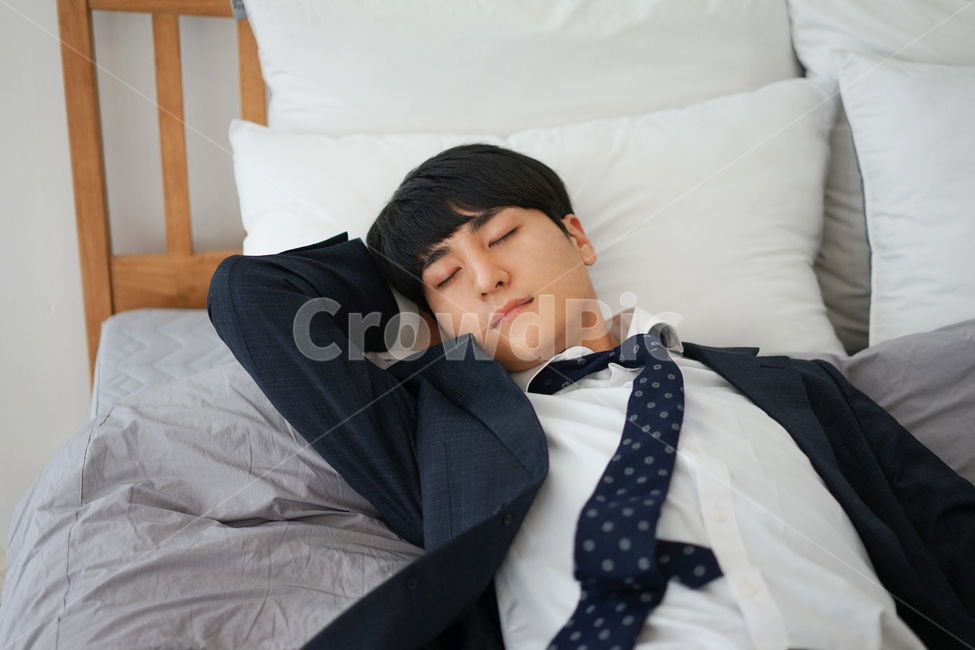 남성,남자,정장,휴식,피로감,퇴근,침대,침실,집,사람,인물,인간,human,person,남성,남자,man,male