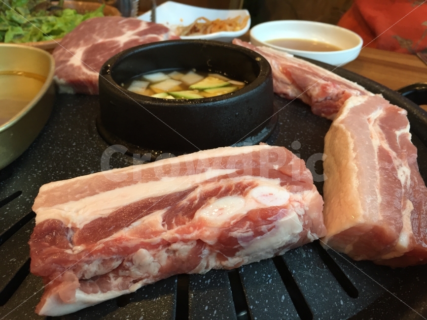 돼지고기,불판,된장찌개,무한삼겹,생삼겹,삼겹살,회식,외식,음식,식재료,요리,food,cook,meal,dishes,food reserves,육류,고기,meat,한식,한국음식,한국요리,korean food,korean dishes,korean meal,korean cook