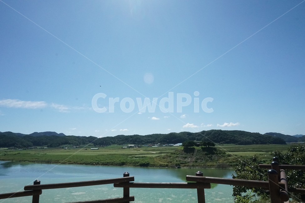 railing,난간,강,구름,하늘,나무,잔디,tree,sky,초록,흰색,파랑,파랑색,자연,풍경,nature,landscape