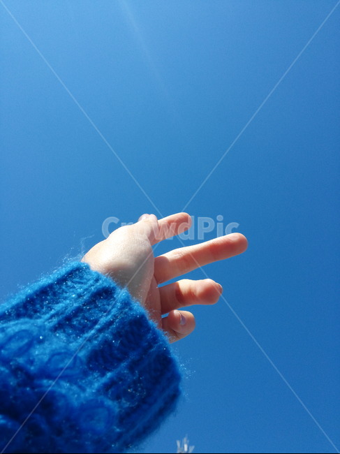 하늘,손,파란하늘,파란색,손가락,블루,니트,sky,blue,hand,sweater,신체일부,몸,body,색깔,색상,색채,색감,color sense,color sensitivity,feeling of color