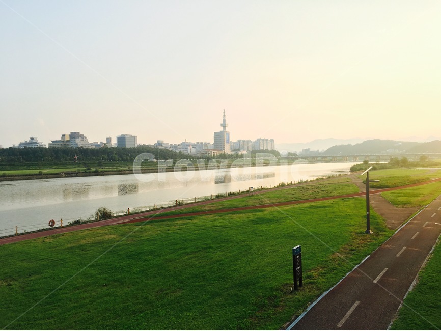 강가,산책,노을,풍경,산책로,둔치,도시,풍경,city,landscape,한국도시풍경,한국도시경관,korea cityscape,asphalt,아스팔트,road,도로