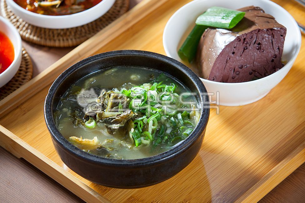 tray,Its thick,Haejangguk,Ugeori Haejangguk,meal,Seonjiwoo Geoji Haejangguk,Seonji,Korean food,Seonji Haejangguk,Beef Seonji Haejangguk Soup,cooking,traditional food